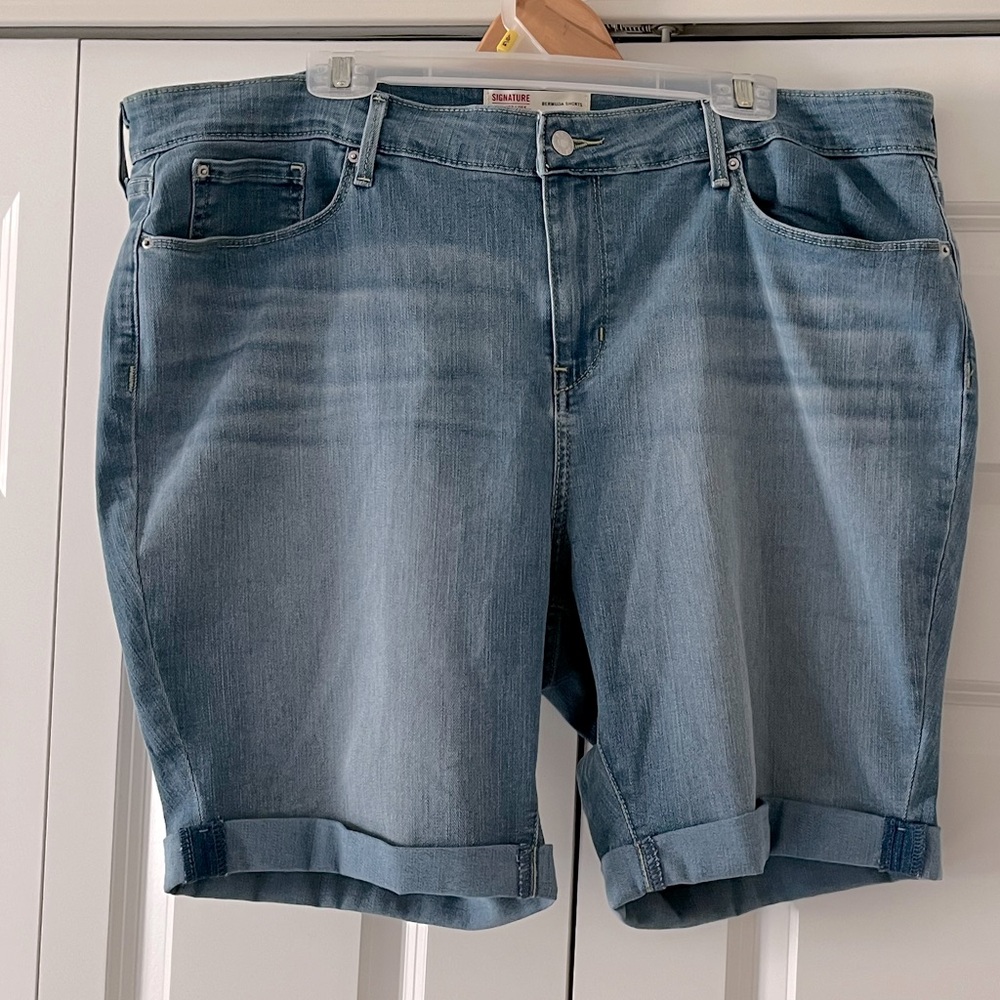 NWOT Never worn Women’s Plus Levi Denim Shorts - 20W